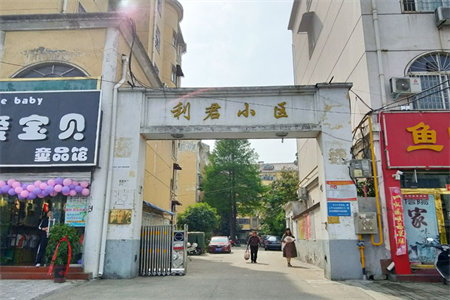 天虹花园4路110方带车库23方3室2厅